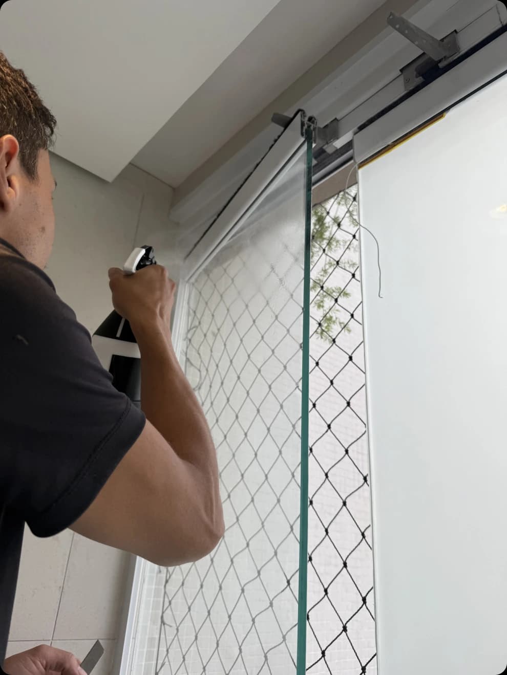 Película inteligente transparente em bancada residencial