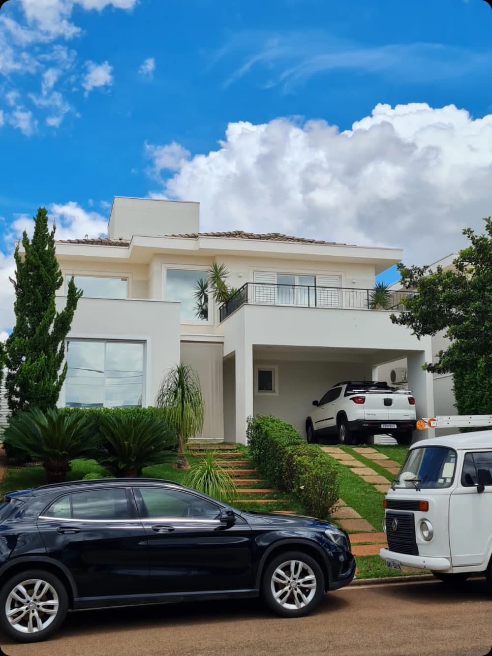 Fachada com película espelhada refletindo o jardim